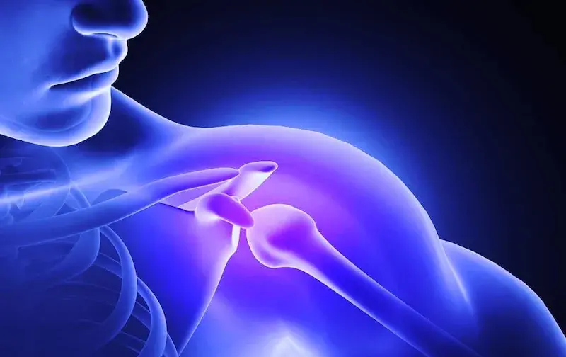 Consulta médica evaluando tendinitis antes de definir un tratamiento con terapia celular