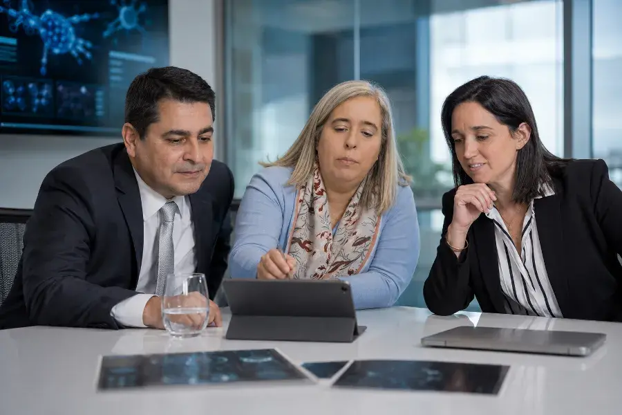 Equipo médico definiendo la estrategia personalizada a partir de los biomarcadores del paciente